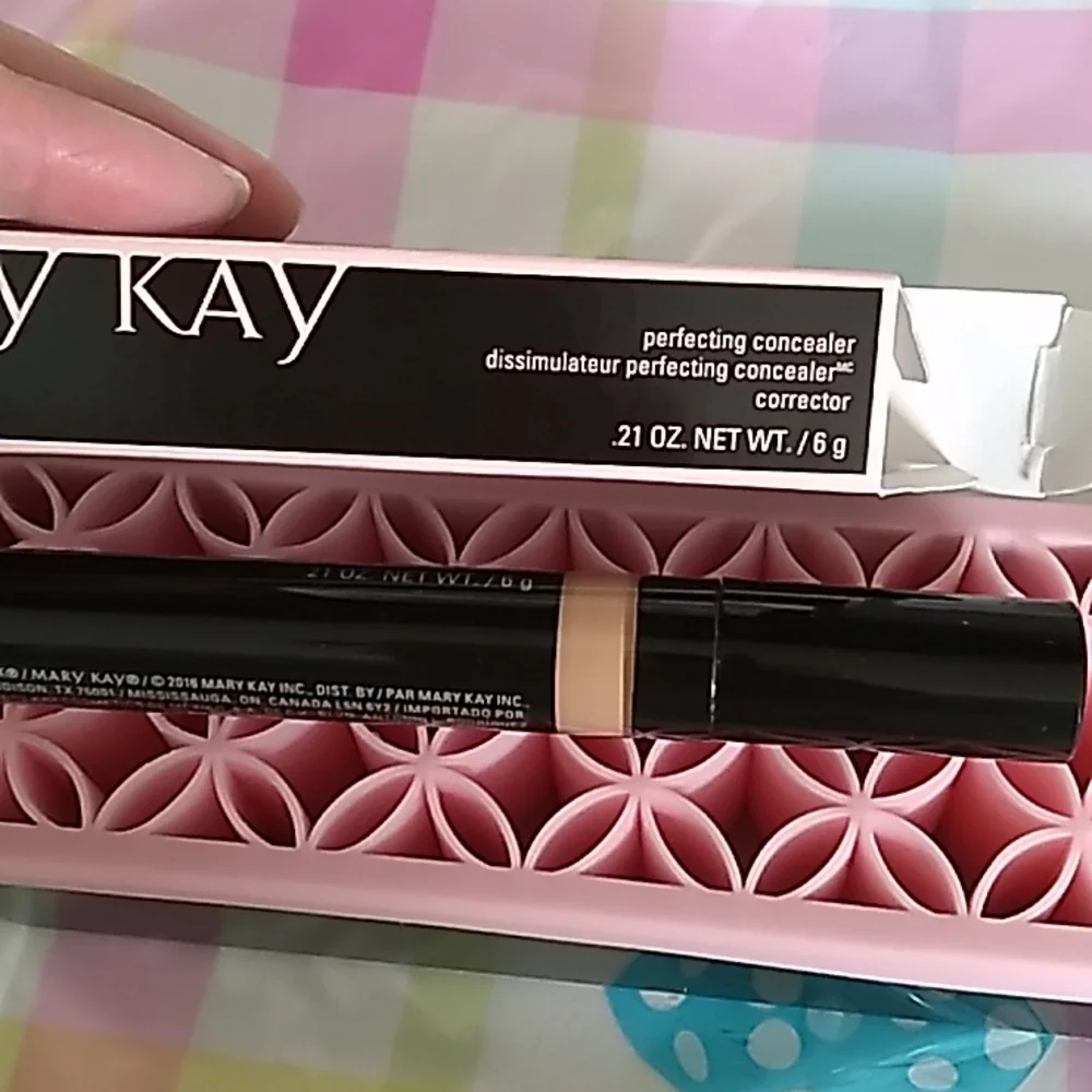 Perfecting Concealer - Picture 1 of 2